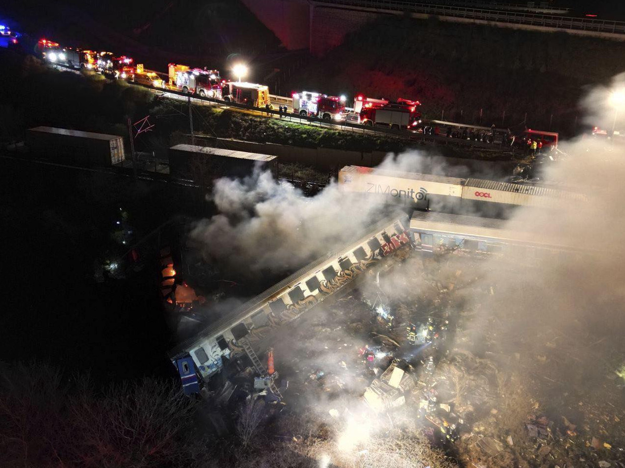 Грект ачаа болон суудлын галт тэрэг мөргөлдсөний улмаас 32 хүн амиа алдаж, 85 хүн шархаджээ